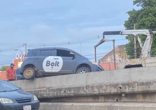 Conductor de plataforma se sube al cordón central y avanza como si nada