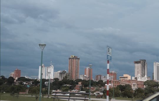 Jornada fresca a cálida con cielo cubierto y vientos del sur