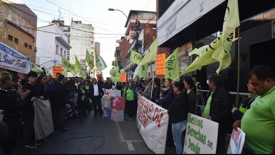 Docentes protestan contra anulación de examen en el MEC