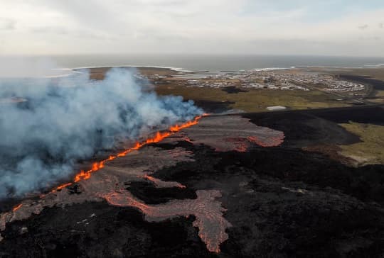 Nueva erupción volcánica en Islandia obliga a evacuar Grindavik y la Laguna Azul