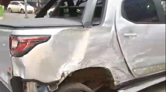 Hombre choca en camioneta ajena y huye desnudo por Asunción