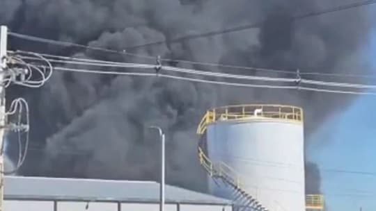 Voraz incendio consume fábrica de alcohol en Paraguarí