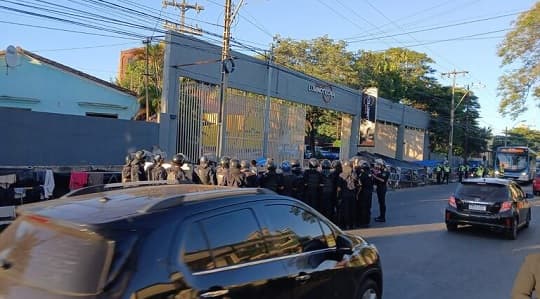Indígenas bloquean un carril de la avenida Artigas frente al Indi