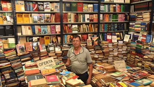 Librero de Asunción resguarda la historia entre páginas antiguas