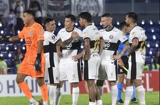 Olimpia iguala con Peñarol y queda último en la Libertadores