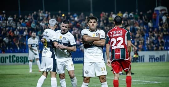 Olimpia ganó en Villa Elisa bajo la mirada de Bustos