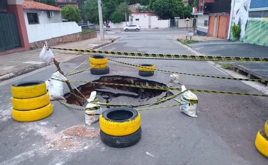 Enorme bache clausura calle Nicaragua en barrio San Vicente