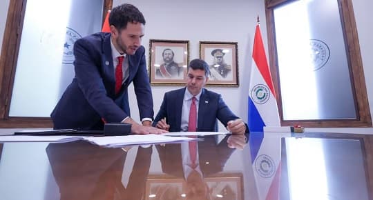 Peña promulga ley que corrige cálculo de patentes