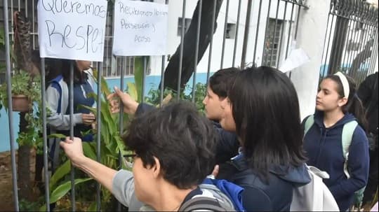 Estudiantes toman Colegio Stella Maris contra director por amedrentamientos