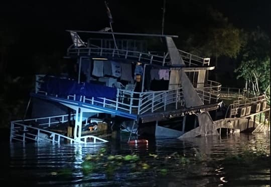Rescate exitoso de 13 personas tras hundirse yate en Antequera