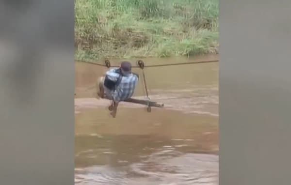 Maestros cruzan el río Aquidabán en balsa para llegar a su escuela