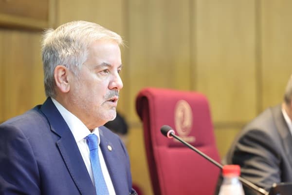 Senado confirma al cuestionado diplomático Juan Baiardi como embajador en Colombia