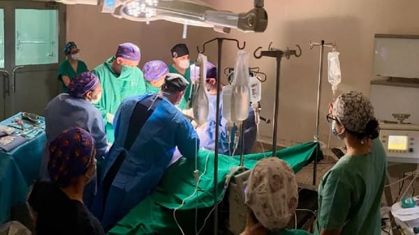 Clínicas realiza primera cirugía fetal cerebral en el país