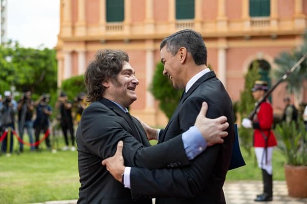 Milei llega a Paraguay y se reúne con Peña en visita oficial