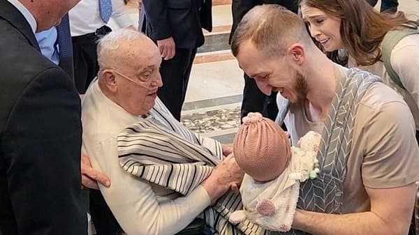 Papa Francisco sorprende al visitar obras en San Pedro