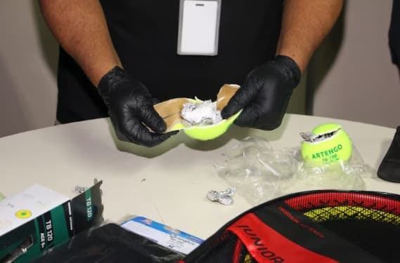 Incautan cocaína oculta en pelotas de tenis con destino a Australia