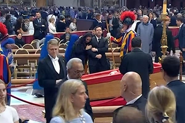 Latorre representa a Paraguay en funeral del Papa Francisco
