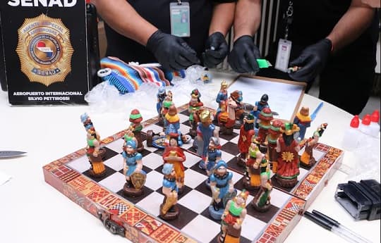 Detectan cocaína oculta en figuras de ajedrez rumbo a Alemania