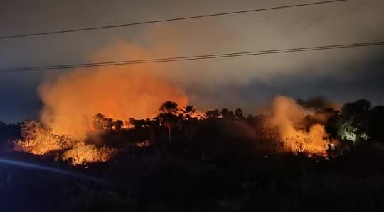 Bomberos trabajan para sofocar un incendio de gran magnitud en la Ecovía Luque-San Bernardino