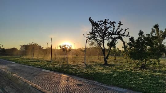 Calor intenso y chaparrones breves marcarán el sábado