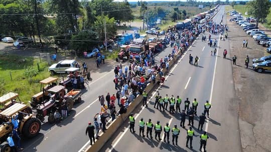 Protesta de cañicultores bloquea 10 km de la ruta PY02 y genera embotellamiento