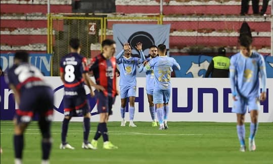 Cerro clasifica, pero sufre goleada ante Bolívar
