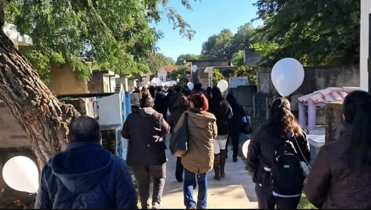 Con globos blancos y reclamos a la Fiscalía, despiden a Elías en Mariano Roque Alonso