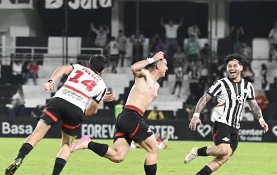 Libertad vence en el minuto 95, deja sin chances a Cerro y jugará el título con Guaraní