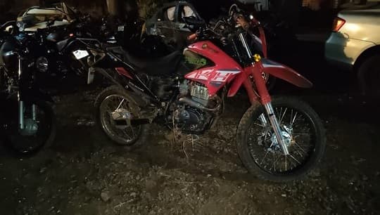 Motochorros asaltan, huyen y son atropellados: uno murió