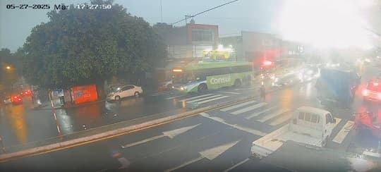 Mujer persigue a ladrón que la asaltó en un bus cerca del Mercado 4
