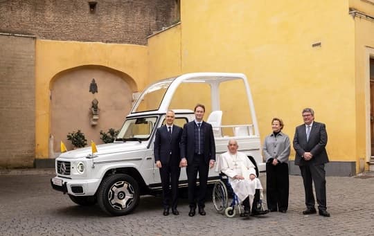 El último gesto de Francisco: el papamóvil será reconvertido en una clínica móvil  para niños de Gaza