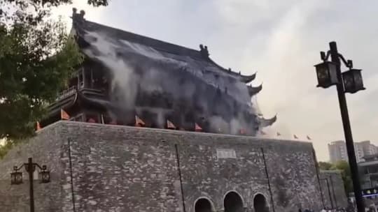 Colapsa torre histórica en China tras millonaria restauración