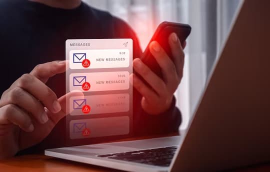 El acceso indebido a WhatsApp es el mayor ciberdelito en el país, afirma comisario Alarcón