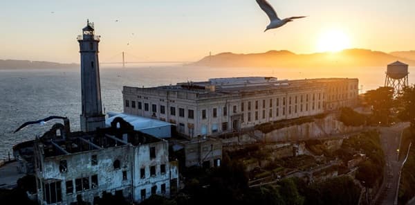 Trump busca reabrir Alcatraz y subir aranceles al cine