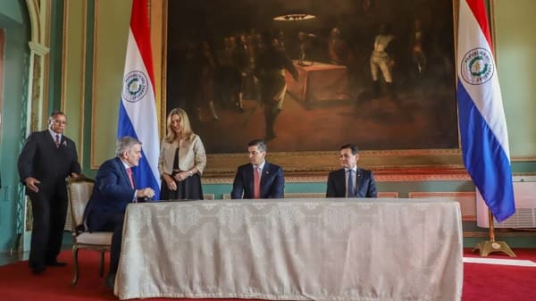 Baiardi asume como embajador en Colombia pese a polémica por título