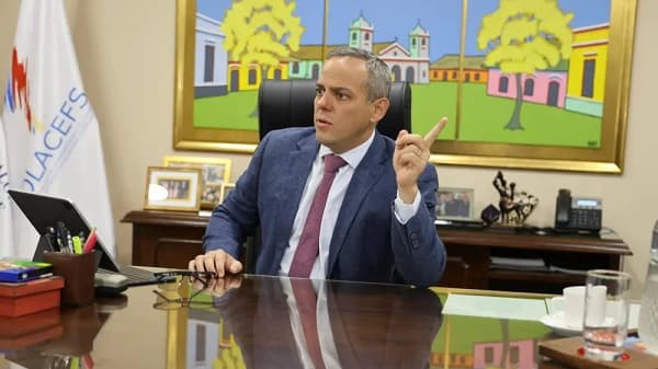 Contralor evade llamado de comisión de Diputados