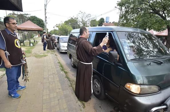 Capuchinos bendicen vehículos en tradicional jornada anual