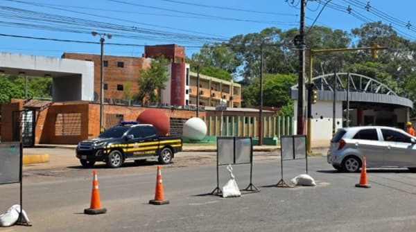 Cierran carril de salida del Campus UNA por obras viales