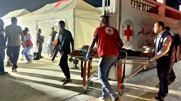 Llega ayuda médica al hospital de Cruz Roja en Rafah