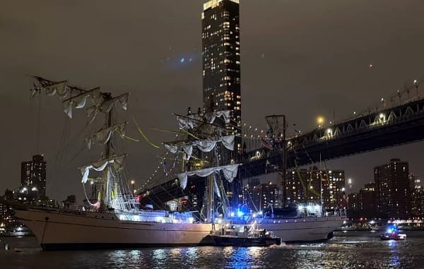 Buque mexicano Cuauhtémoc choca con el puente de Brooklyn