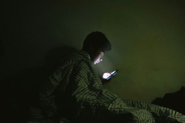 Acostarse tarde: señal de alerta del sistema nervioso ante el estrés