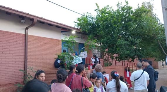 Padres toman escuela inclusiva por abandono del MEC 