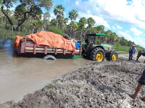Tractoristas desafían inundaciones para llevar víveres al Chaco