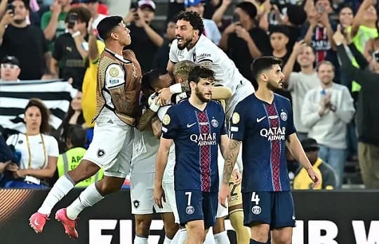 La imagen muestra a jugadores del Botafogo festejando un gol contra el actual campeón de la Champions, PSG, en el Mundial de Clubes.