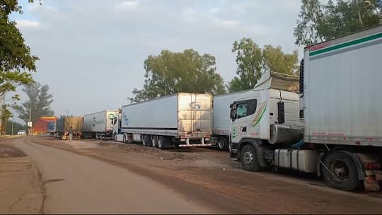 Camioneros varados en Falcón exigen agilizar el cruce a Argentina