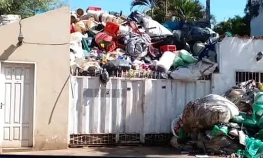 Altos: Alquiló su casa y la convirtieron en basural