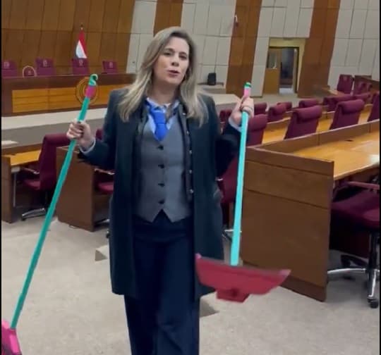 Kattya González regresó al Congreso con escoba y palita