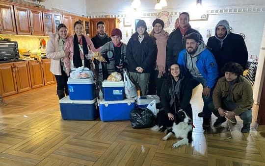 Voluntarios asisten a personas en situación de calle durante el frío