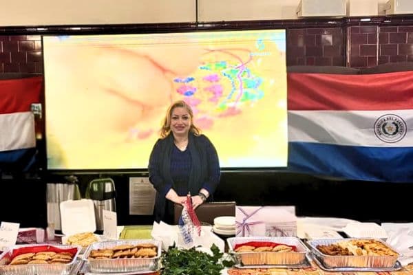 Denuncian a diplomática por presunta falsificación de títulos universitarios