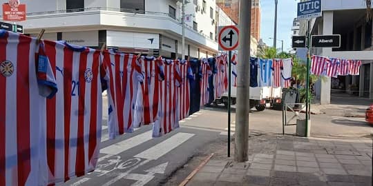 “Pasión Albirroja” en cada esquina: Asunción vibra por el duelo ante Uruguay